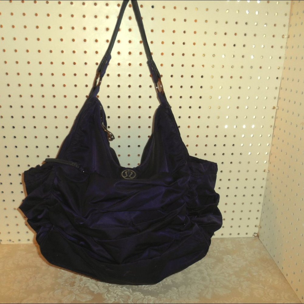 LULULEMOND TRUMPHANT BLACK RUSHED SINGLE STRAP BAG